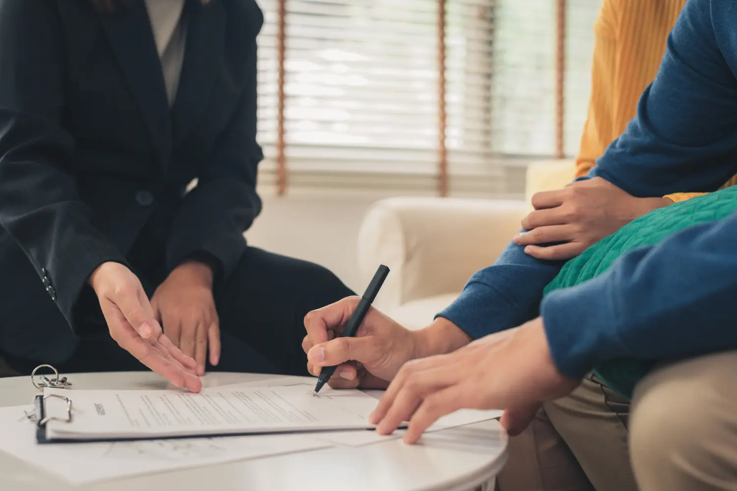 Renters signing a renters insurance policy with their agent in Katy, TX